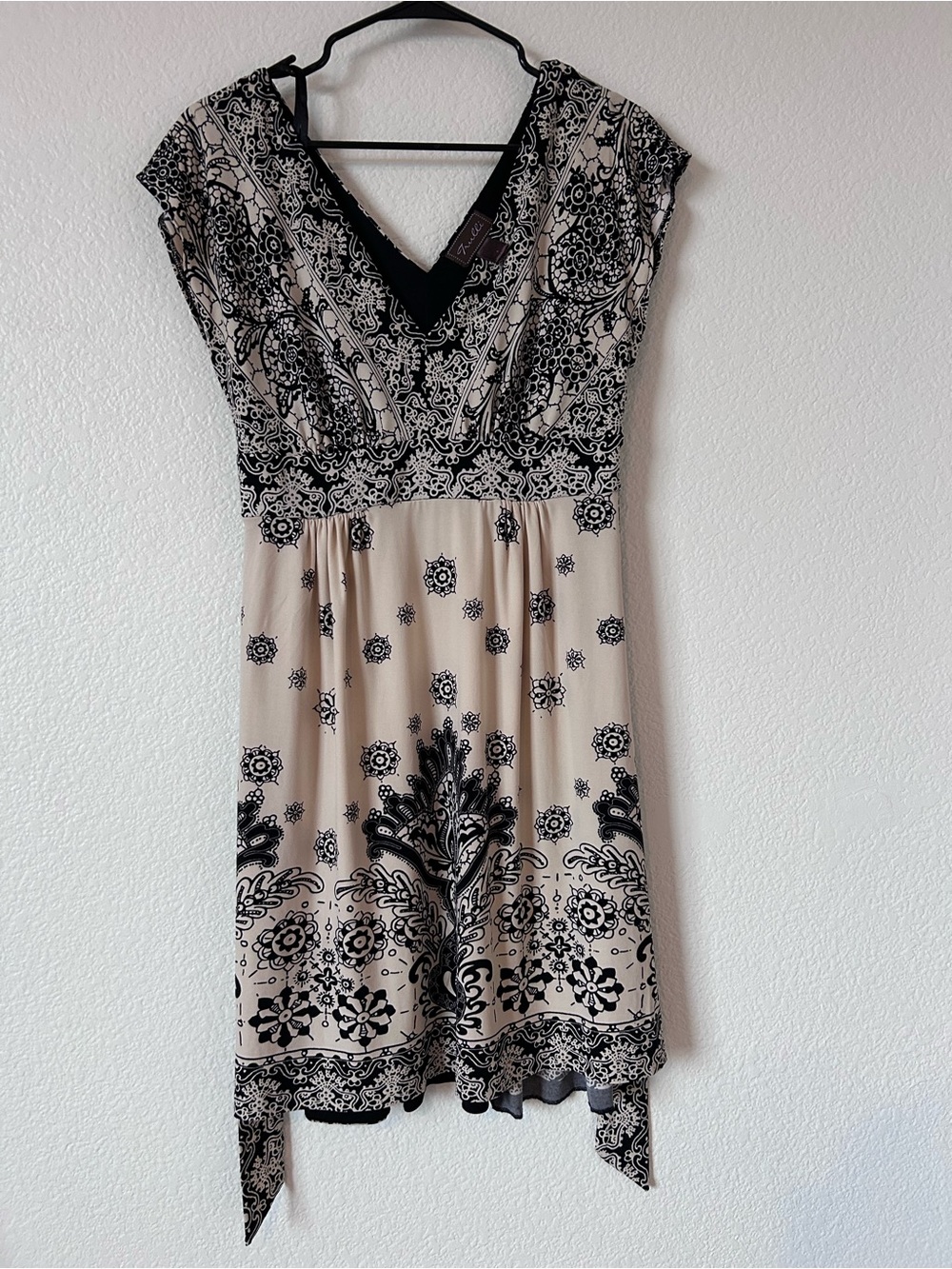VTG Trulli V‑Neck Black and Cream Boho Hippie Paisley Women’s 8 Cap Sleeve Dress